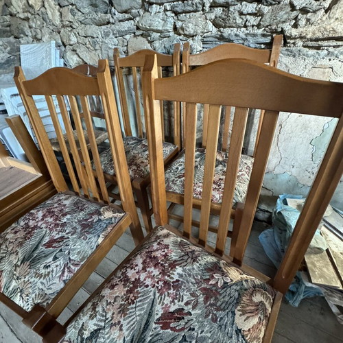 Wooden extendable round dining table set with 4 chairs like new