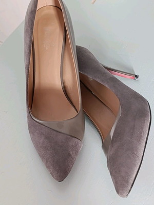 Women's gray suede pumps like new, size 40