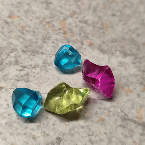 Diamond-shaped toys used, pack of 4 pieces