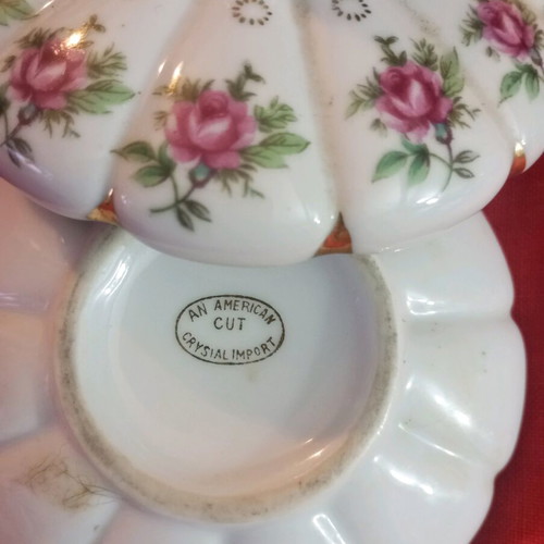 Porcelain jewelry box with gold details, like new, American vintage