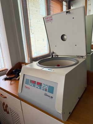 Центрофуга Heraeus Labofuge 300 като нова, 8 позиции