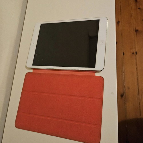 iPad Mini first gen Model A1432 like new with magnetic cover and charger