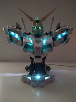RX-0 Unicorn Gundam Bust 1/35 like new, assembled with LED lighting