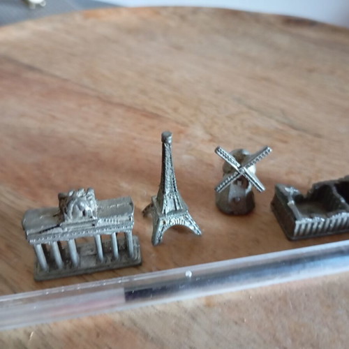 Mini Figures from Different Symbols of 4 Countries, Like New