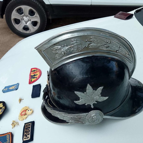 Firefighter officer helmet 1965-75 with full uniform insignia