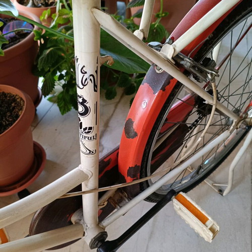 Vintage Beautiful bicycle used, women's city bike with dynamo and iron stand