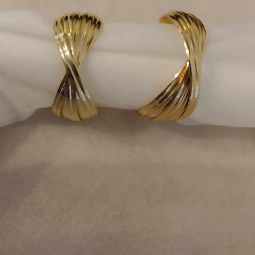 Asymmetric earrings with embossed ridges gold color new