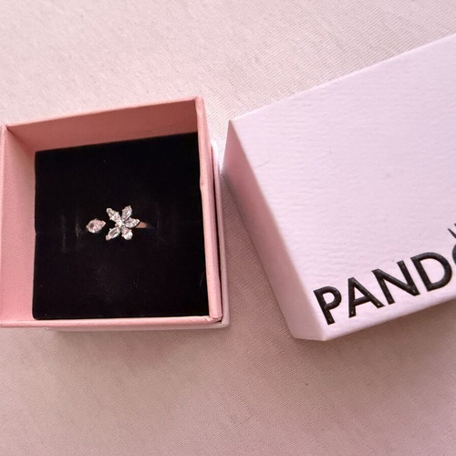 Pandora silver ring with flower design