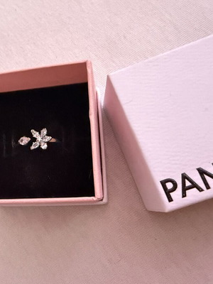 Pandora silver ring with flower design