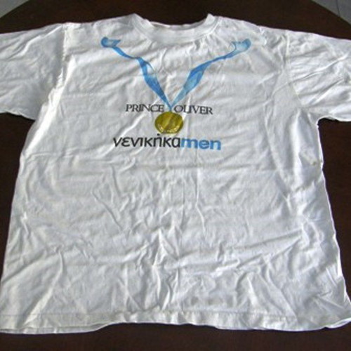 Prince Oliver XL T-shirt 'Νενικήκαμεν', αφιέρωμα στο Euro 2004