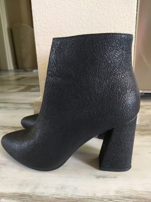 Black ankle boots like new, size 38, leather texture