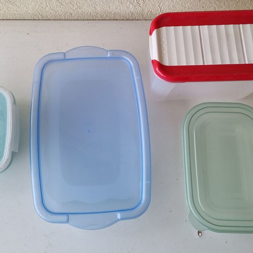 Set of 4 plastic food storage containers