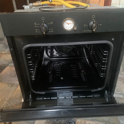 Natural gas oven like new, built-in