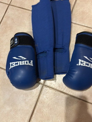 Boxing gloves like new for 8 years old
