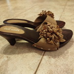 Mule shoes used with wooden heel and leather flower decoration