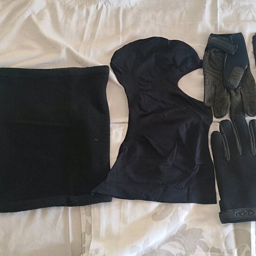 Motorcycle set used with full face helmet, 2 pairs of gloves and 2 neck warmers