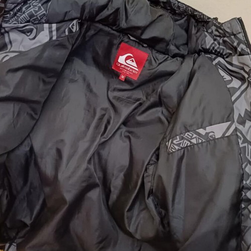 Quicksilver puffer jacket like new, size medium, black and grey