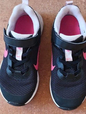 Nike athletic shoes size 30 like new, black and pink