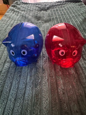 Plastic piggy bank set like new, pack of 2