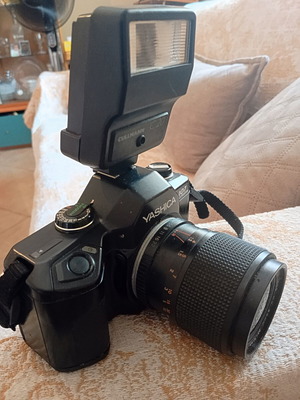 Yashica camera like new, missing battery cover for flash