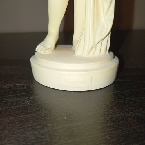 Kori handmade alabaster statue like new, 24 cm tall
