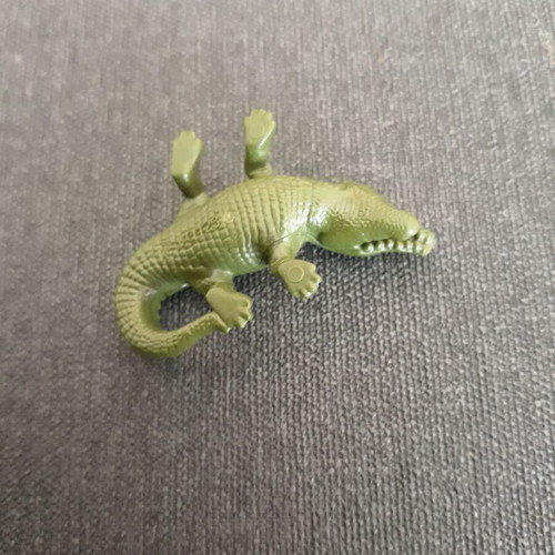 Kinder Natoon crocodile like new, length 4cm