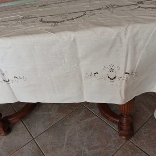Vintage tablecloth like new with six napkins