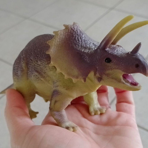 Dinosaur toy set used, 3+1 rubber figures