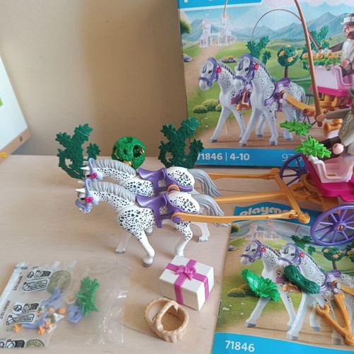 Playmobil carriage used, missing one figure
