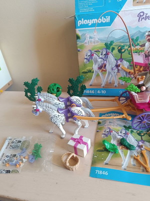 Playmobil carriage used, missing one figure