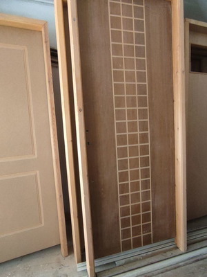 Εσωτερική ξύλινη πόρτα MDF με φλούδα σκούρου ξύλου και σχέδιο