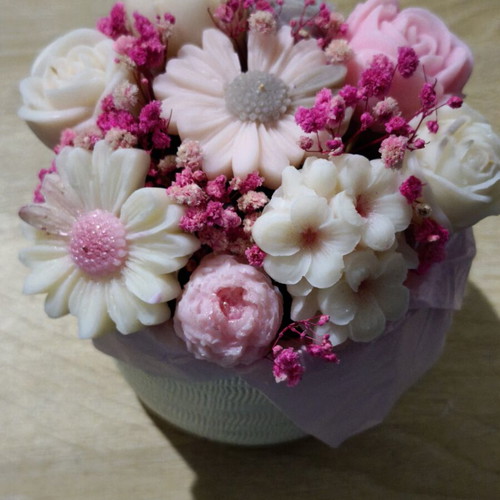 Scented wax bouquet with customizable colors and fragrance