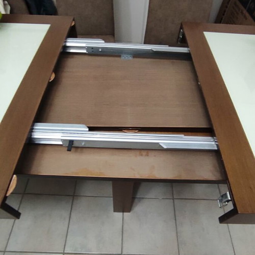Dining table like new with extendable top 1.60x1 to 2.45x1 m