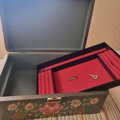 Handmade painted jewelry box with key new