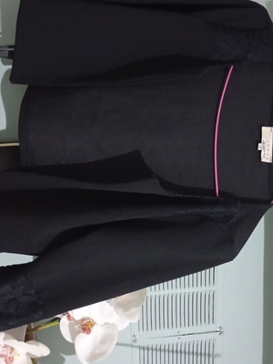 Crop jacket Lynne black like new with lace on sleeves
