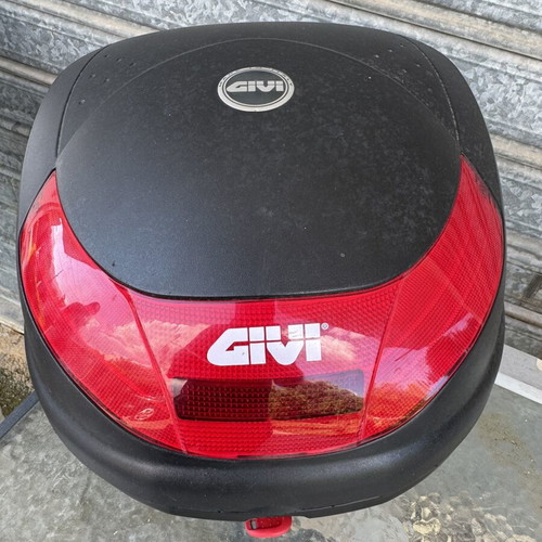 Givi Top Case with Base and Key like new, fits one helmet