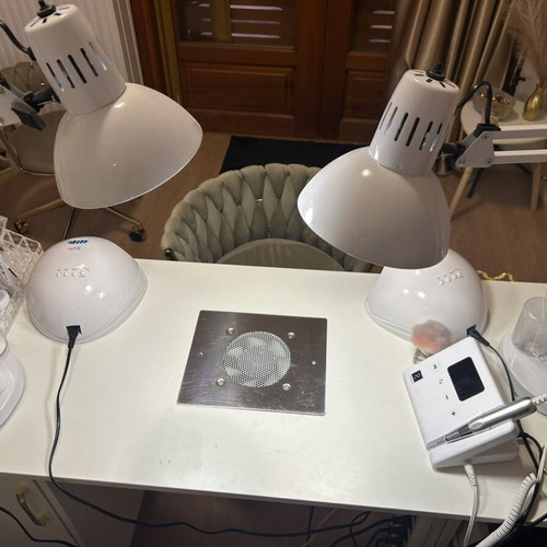 Manicure desk like new with extractor and 4 pouro chairs