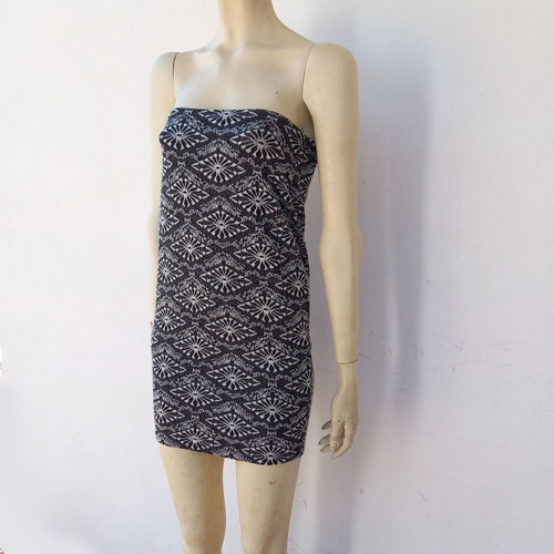 Elastic midi skirt used with jacquard pattern in white, black, gray