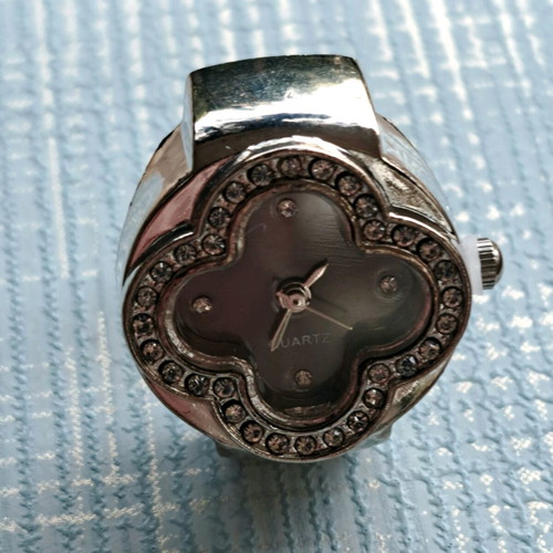 Four-leaf clover ring watch with crystals and black dial like new
