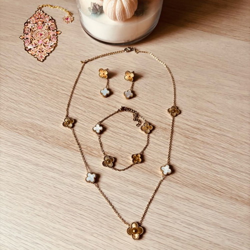 Clover jewelry set like new, white and gold
