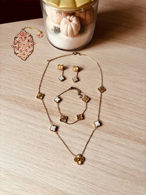 Clover jewelry set like new, white and gold