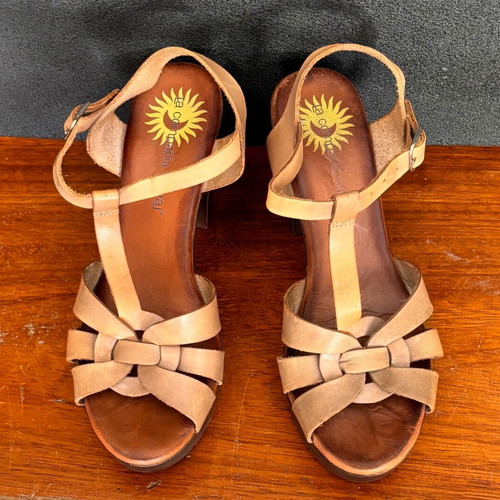 La Compania Natural sandals size 40 like new, beige leather
