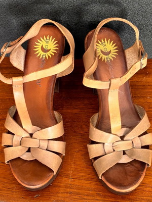 La Compania Natural sandals size 40 like new, beige leather