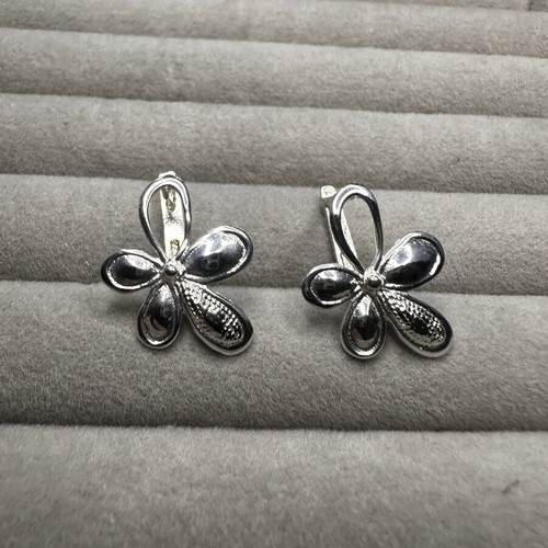 Vintage 925 Sterling Silver Flower Earrings like new