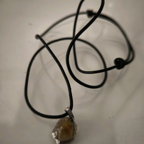 Necklace with leather and yellow stone new, black and orange