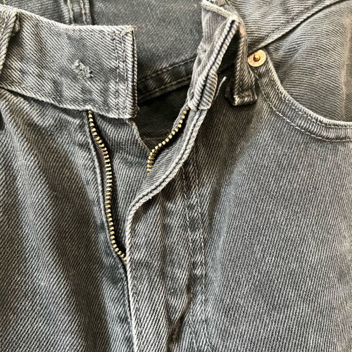 Levi’s women's jeans used, dark gray, size 28, missing button
