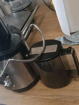 Dosette juicer like new with stainless finish and two speeds