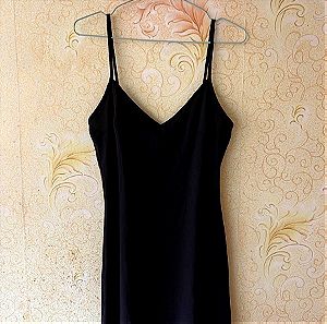 Μικρό μαύρο σατέν φόρεμα με ρυθμιζόμενα λουράκια