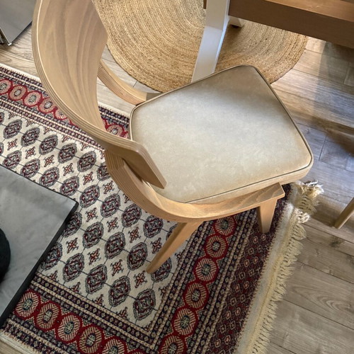 Dining table with 5 chairs like new