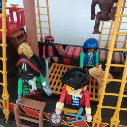 Playmobil Pirate Ship set 4424 with 13 figures and Kraken